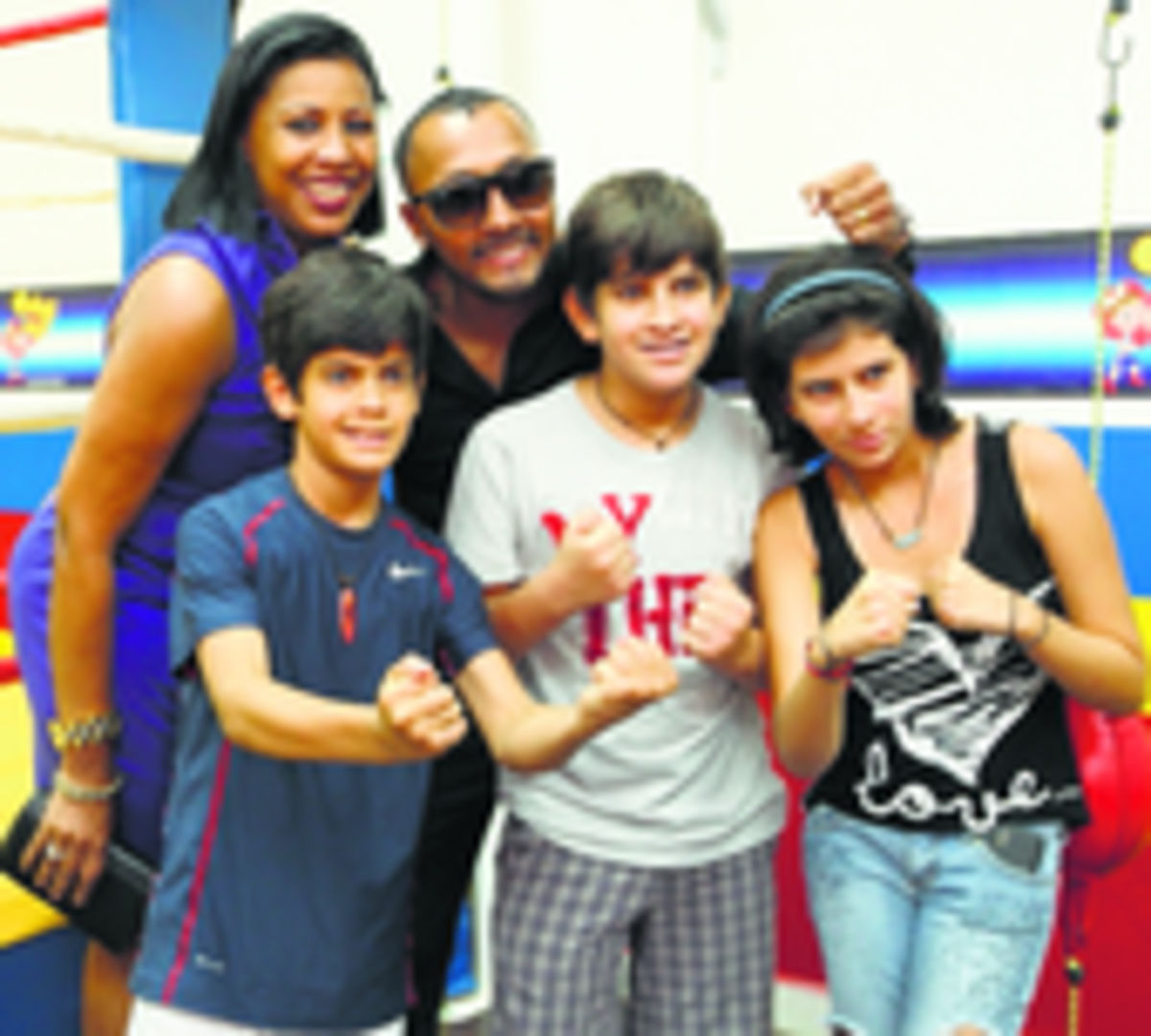 Chemito junto a su esposa y niños.
