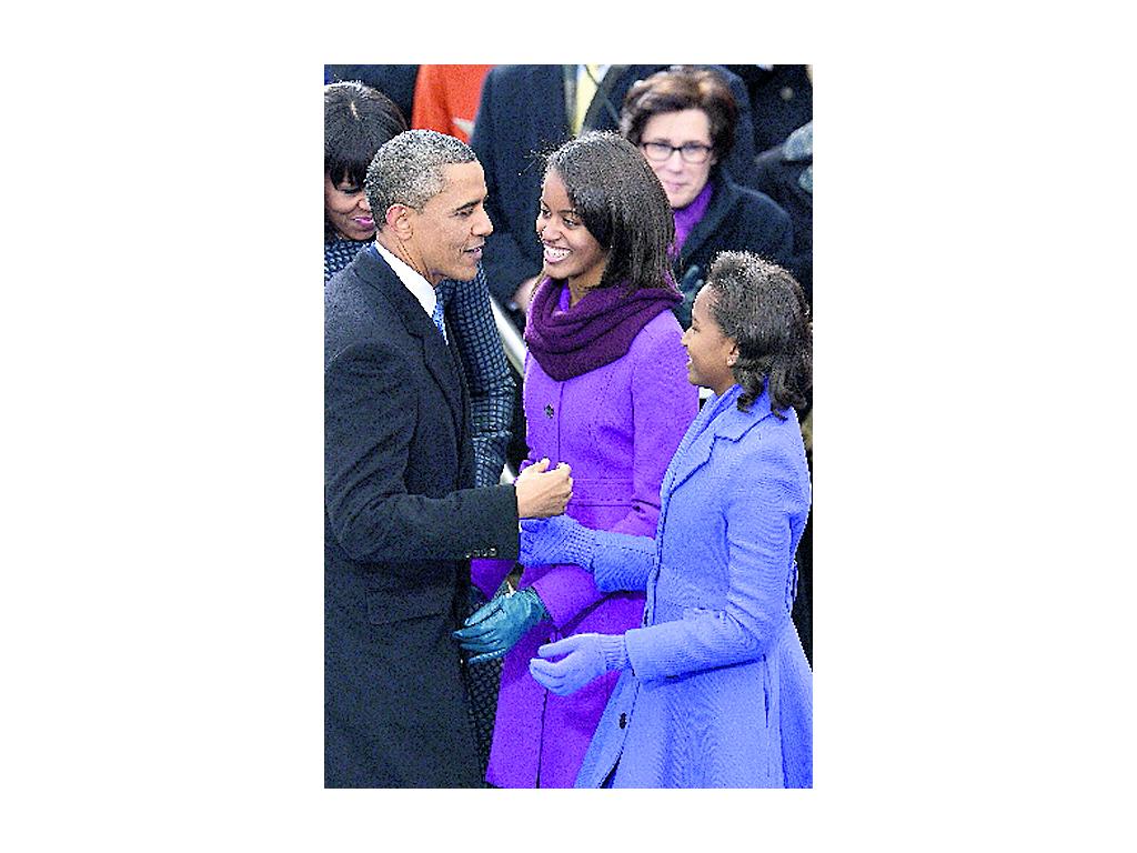 Las hijas de la pareja presidencial también fueron protagonistas. La muy elegante Malia llevaba un conjunto de J. Crew, mientras que su hermana menor, Sasha, iba con un vestido y un abrigo de Kate Spade. Ambos en tonos alegres.()