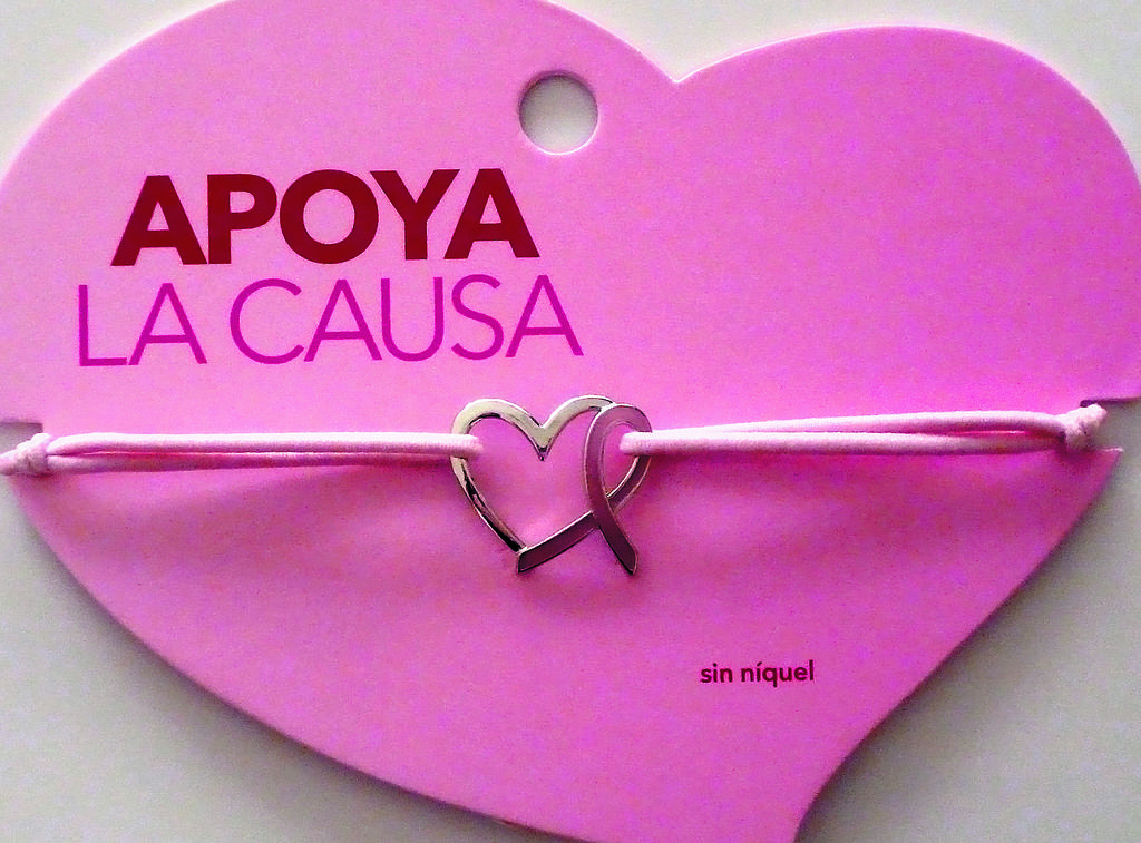 Payless. La firma lanzó la campaña Caminando a tu lado y apoyó con este brazalete.()