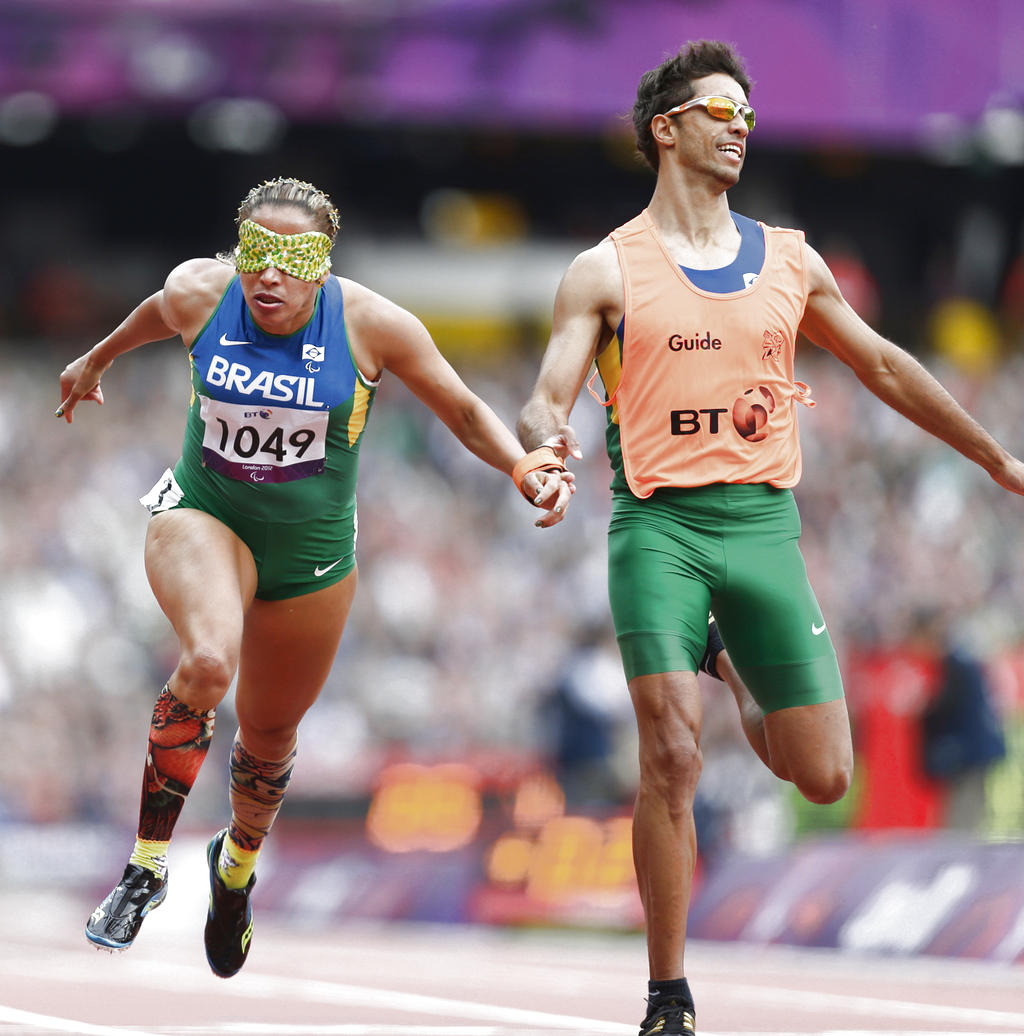 Audacia. Terezinha Guilhermina y su guía Soares, durante la prueba de 200m T11.()