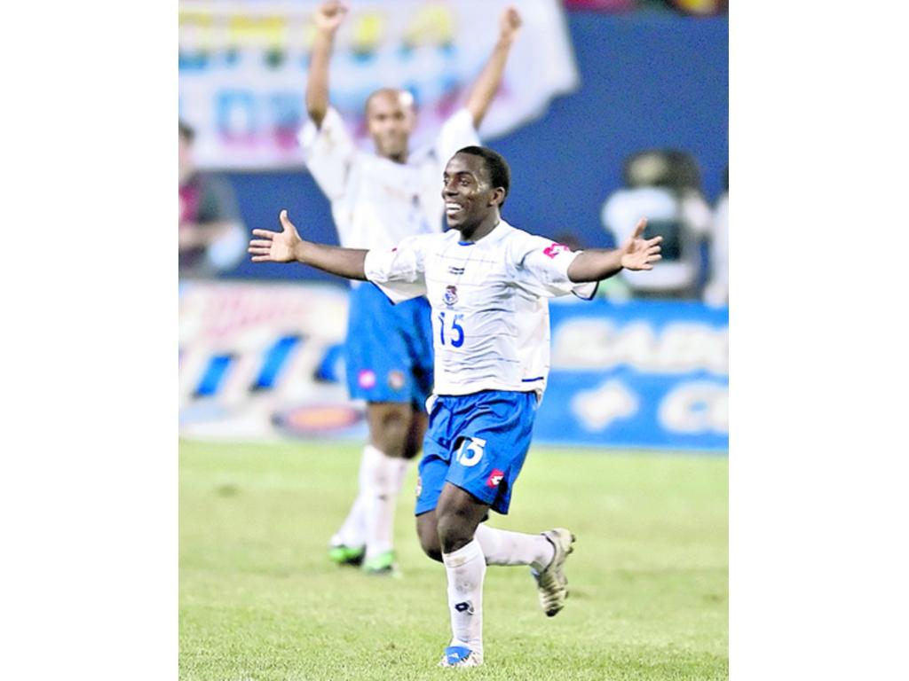 Ricardo Phillips festeja el pase a la final de la Copa Oro 2005.(Archivo)
