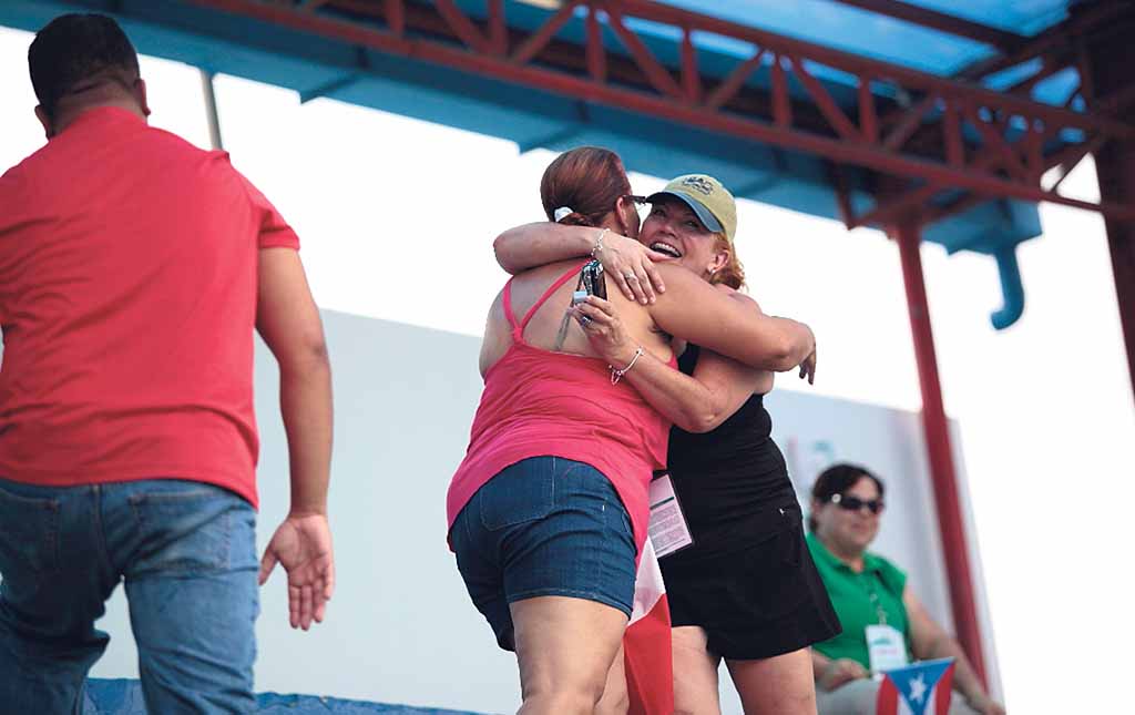 <p>Alegría. Los familiares celebran el triunfo de los atletas.</p>