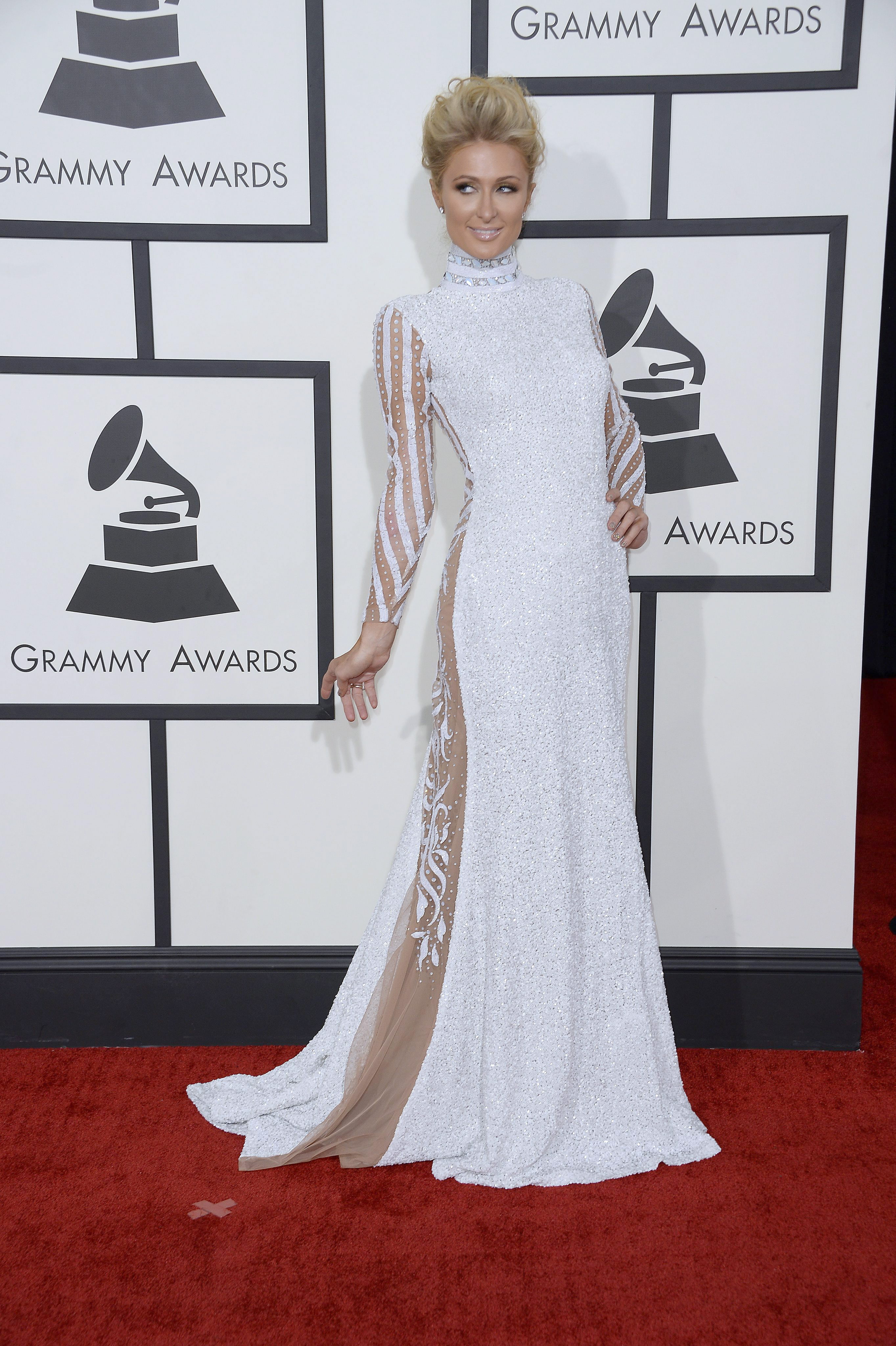Paris Hilton impecable. Su aparición por la alfombra roja fue
descrestante y brilló con este espectacular vestido largo en color
blanco.