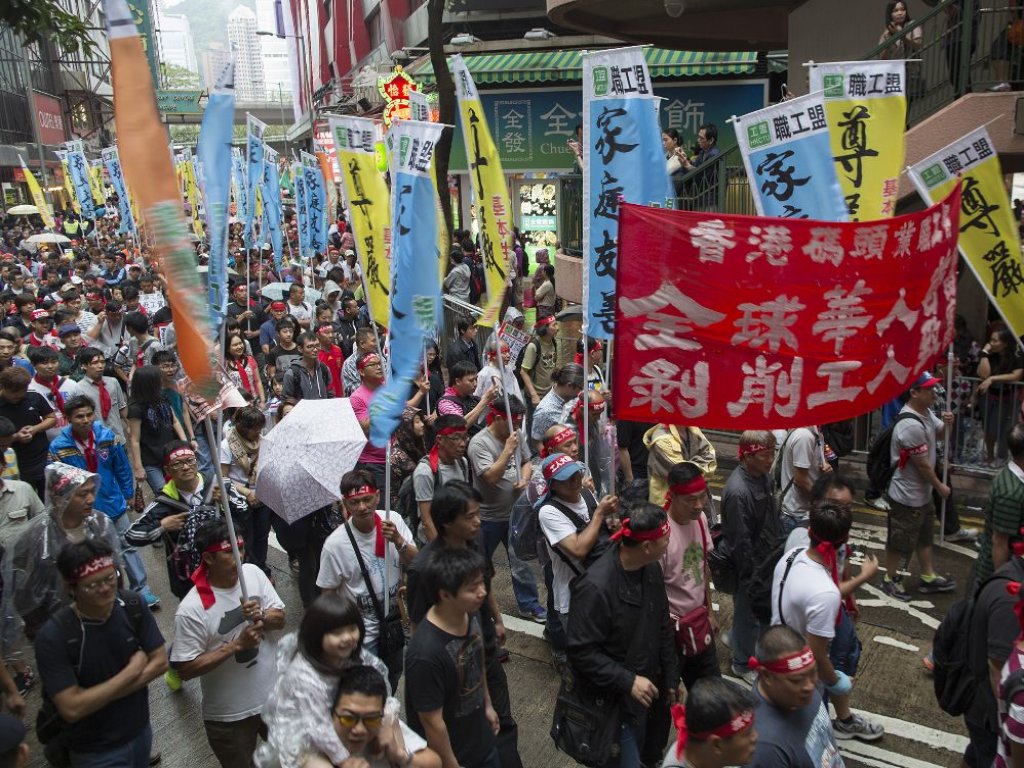 Miles de residentes de Hong Kong salieron a las calles para las marchas del Día del Trabajo para solicitar mejores condiciones laborales y en apoyo a la huelga de los trabajadores en los muelles operados por el multimillonario Li Ka-shing.