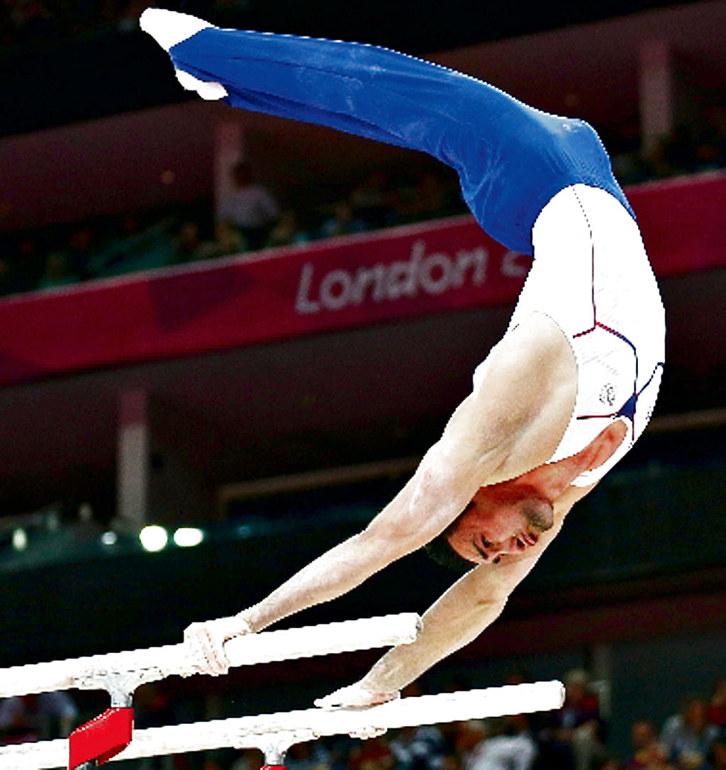 Gimnasta en barras paralelas.(AP)
