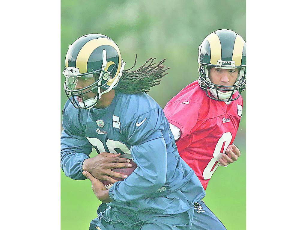 Rams. Steven Jackson (izq.) entrena junto a Bradford.(AP)