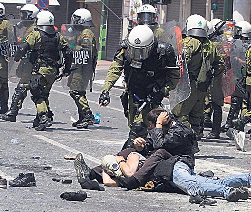 <p>Control. La Policía detiene a dos manifestantes.</p>