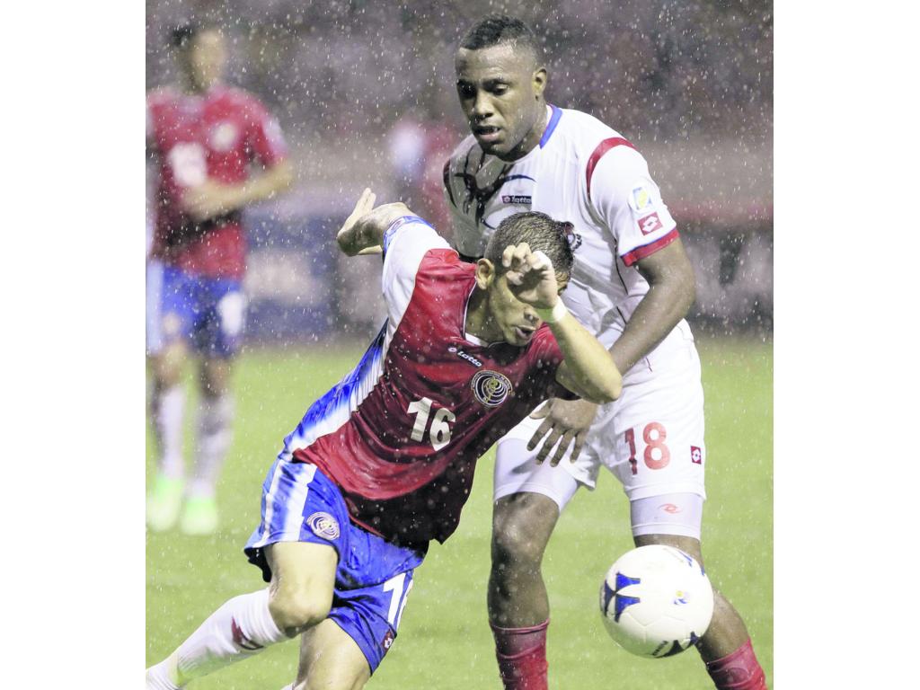 4. Rolando Escobar se barre para evitar un despeje de Celso Borges.