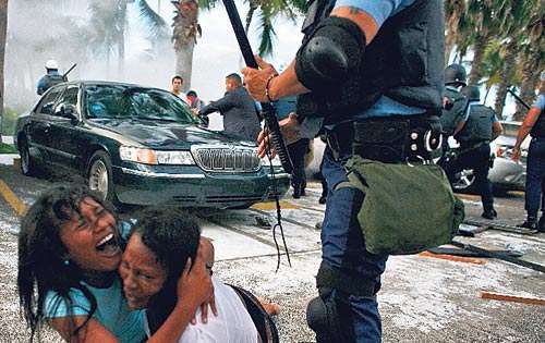 <p>Caos. Unas mujeres se defienden de una ataque policial.</p>