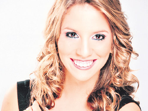 <p>Esta simpática joven participará en el Festival de Debutantes 2011. Es hija de Eduardo Alberto de León de Alba y la señora Loli de la Guardia de de León. </p>