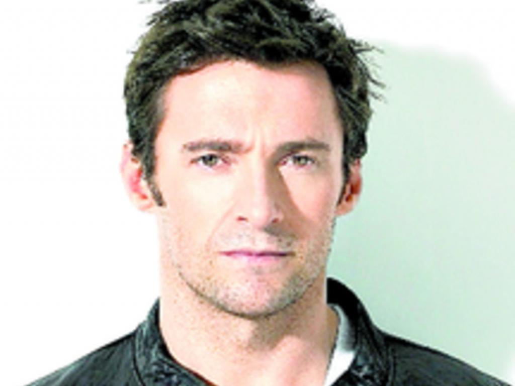 Con un cuerpo musculoso, su rostro invadido de una espesa barba y el ceño fruncido, Hugh Jackman da vida a Wolverine, un hombre lleno de enojo ante el rechazo que produce su condición de mutante.