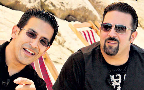 <p>Los Gaitán comenzaron su carrera en 1989, formando su primer grupo Impakto, bajo la dirección de su padre Dicky Gaitán y el manejo de su madre, Dalys. En 1997, representaron a Panamá en el Festival de la canción, OTI.</p>