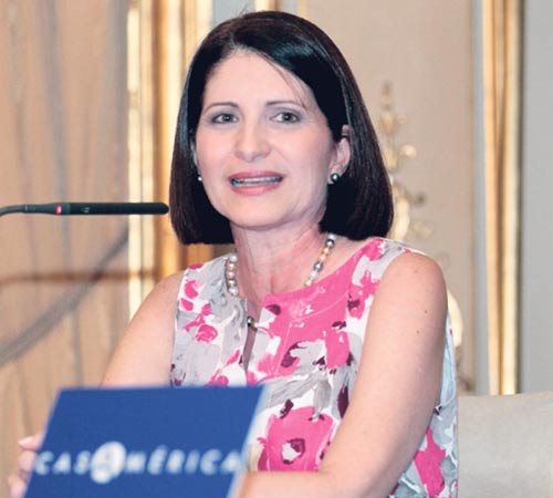 <p>La Primera Dama se dirige a los medios en el Palacio de Linares, donde está la Casa de Las Américas.</p>
