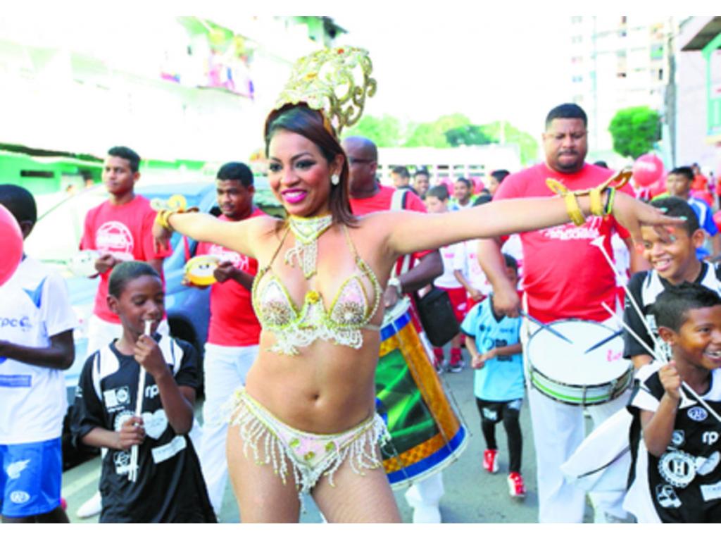 Al ritmo de la samba. La bailarina de samba, que se movió al son de la batucada en el desfile de ayer en el Mundial de Barrio, derrochó alegría y vigor por las calles del corregimiento de El Chorrillo.