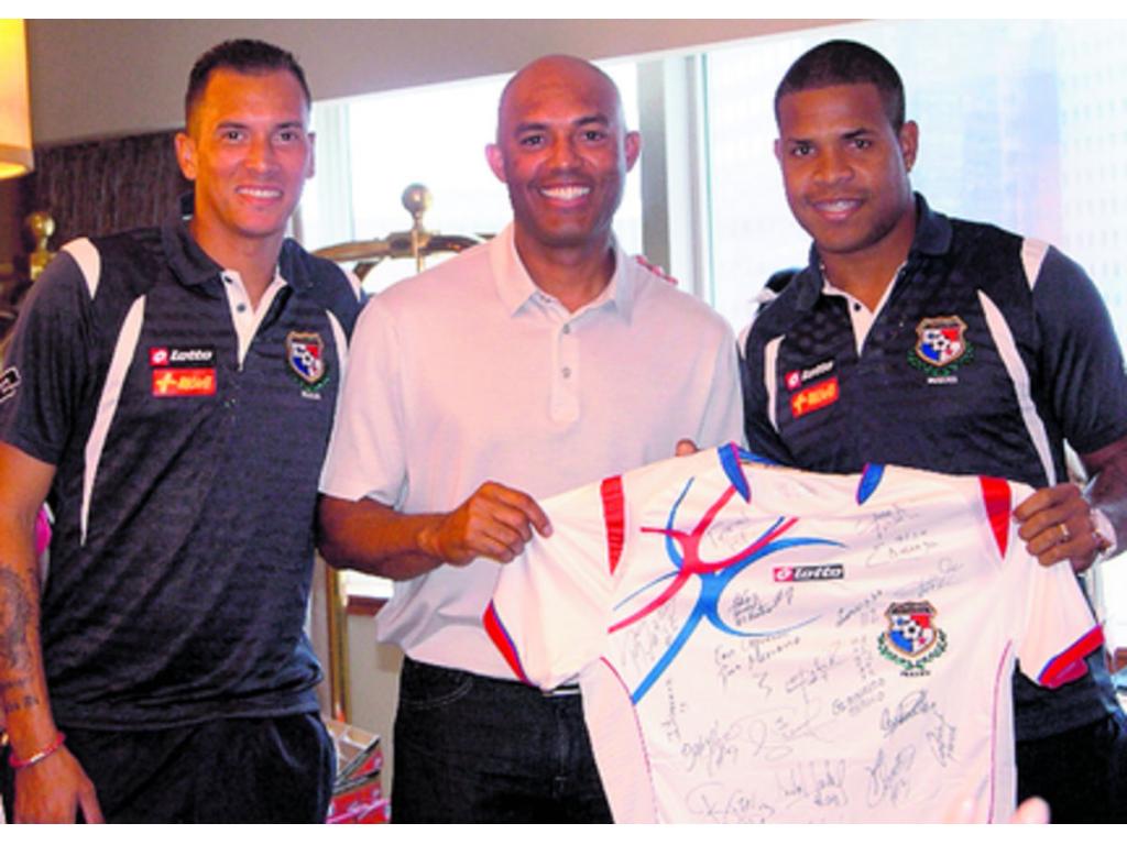 Blas Pérez y Román Torres le entregan a Mariano Rivera la camiseta alternativa de la Roja, firmada por todos los miembros del equipo nacional de fútbol.(Cortesía Fepafut)
