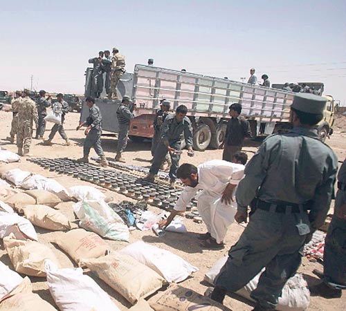 <p>Sacos de explosivos decomisados a las fuerzas rebeldes.</p>