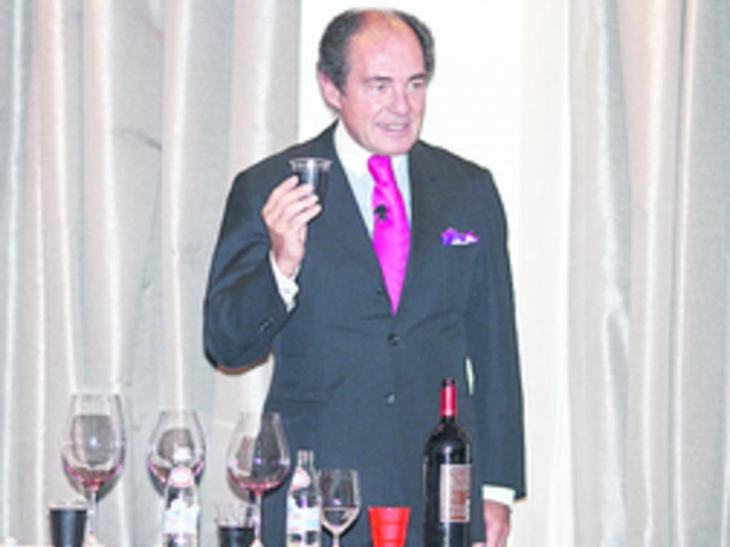 4. Georg Riedel durante la cata.