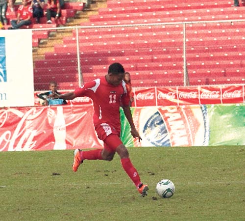 <p>Eric Davis antes del gol.</p>