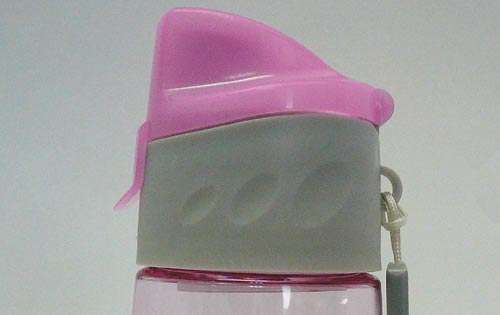 <p>Fila. Lleva tu jugo natural o agua con el color rosado.</p>