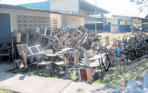 <p>Sillas. En la escuela Fernando de Lesseps faltan sillas.</p>