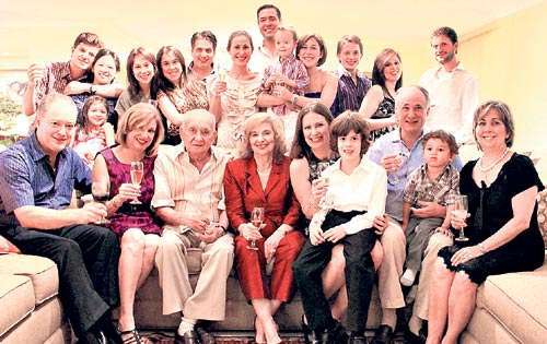 <p> La pareja junto a su numerosa familia. </p>
