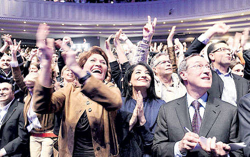 <p>Complejo. Los seguidores de Nicolas Sarkozy celebran el segundo lugar en la primera vuelta de las presidenciales.</p>