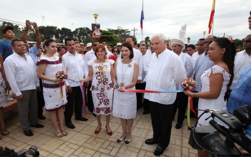 La primera dama hizo el corte del cinta en la inauguración del parque Rufina Alfaro. Foto: Cortesía Presidencia<br>