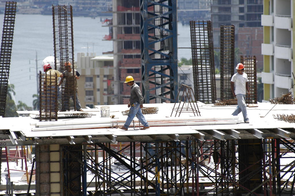 La institución han encontrado mamparas en mal estado, manipulación de fibra de vidrio sin uniformes de seguridad. Foto/Ilustrativa<br>