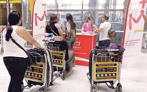 <p>Detalles. Jóvenes reciben información en el Aeropuerto de Barajas.</p>
