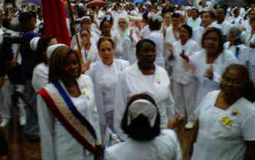 Una comitiva de siete "ángeles blancos" entró a al Presidencia. Foto: Víctor Arosemena<br>
