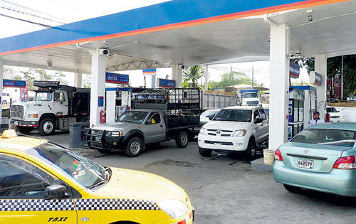 <p>Escasez. Estaciones de combustible tienen problemas.</p>