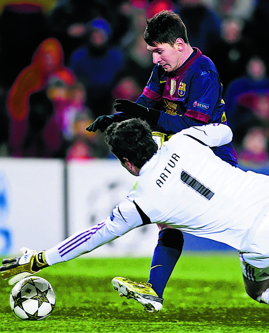 Golpe. Instante en que el guardameta del Benfica, Artur Moraes, impacta la rodilla izquierda de Lionel Messi.(AP)