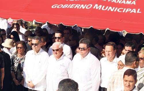 <p>Homenaje. Gabinete acompaña al mandatario. </p>