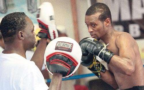 <p>Dupla. Pelenchín viaja junto a Jeff Mayweather (izq.). </p>