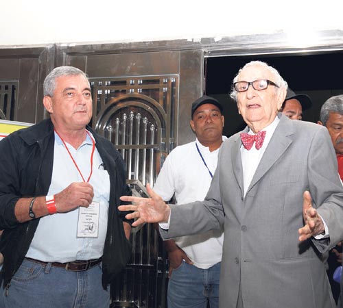<p>Molestia. Hubo quienes salieron del lugar molestos.</p>