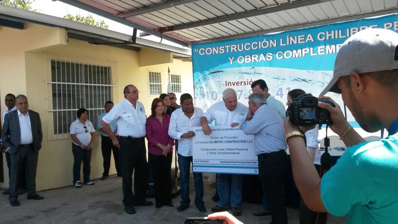 El Presidente Martinelli entrega el cheque. Foto/Erika Quiñones