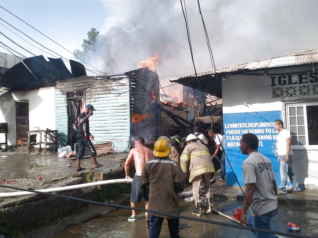 Los bomberos sofocaban las llamas. Foto: Jesús Simmons<br>
