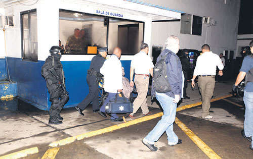 <p>Testigos. Procurador y equipo médico con Noriega.</p>
