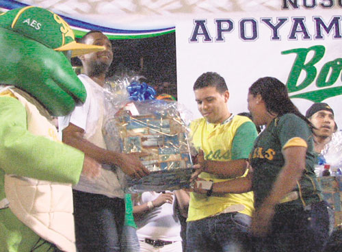 <p>Alegría. Hubo premios para los jugadores. </p>