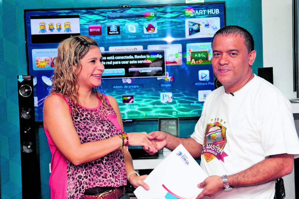 Incentivo. Ramiro es felicitado por su participación.(Víctor Arosemena)