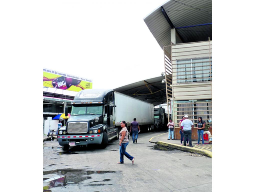 Gran cantidad de camiones permanecen en fila en la frontera con Costa Rica en Paso Canoas, en espera de concluir los trámites aduaneros y poder llegar a su destino final que puede ser Panamá. Foto/José Vásquez