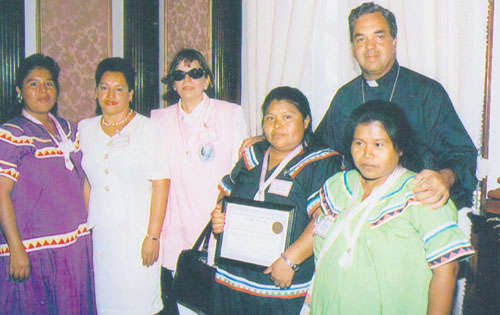 <p>Ayuda. Con Susy de Varela, colaboradoras y beneficiarias.</p>