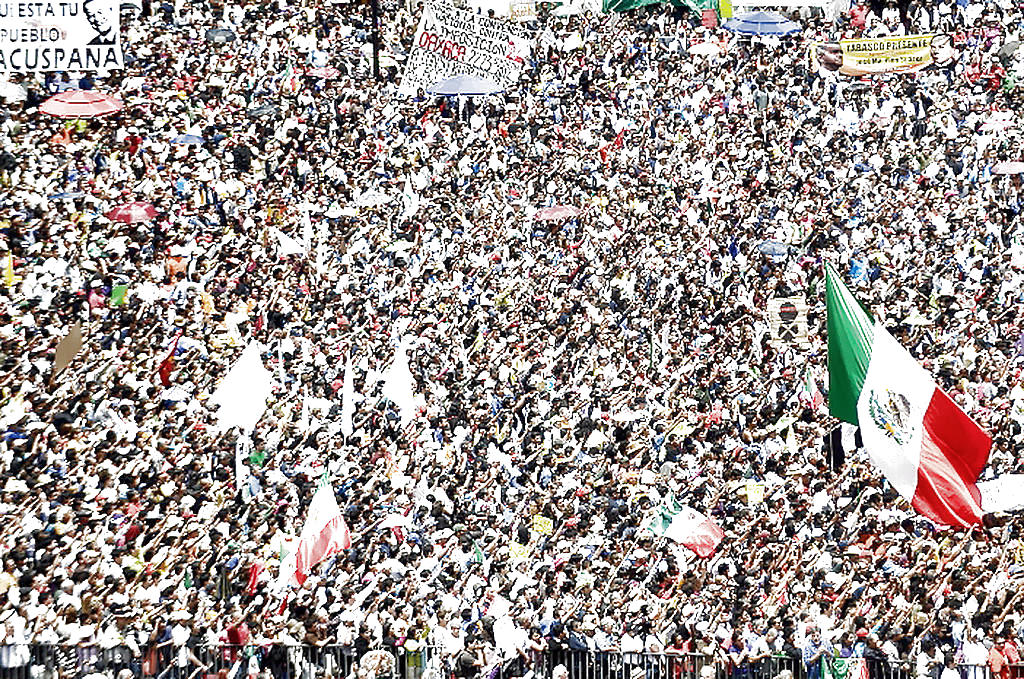 Multitud. El Zócalo se quedó chico.(EFE)