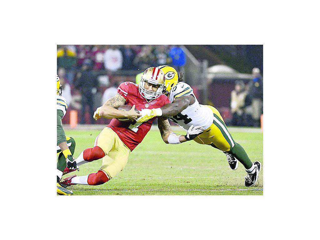 Choque. Colin Kaepernick (i) enfrenta a Dezman Moses.(AP)