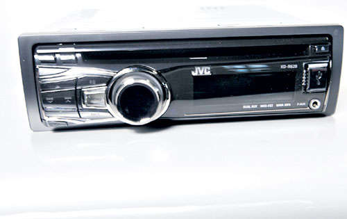 <p>Modelo KD- R628. Este novedoso reproductor de audio para CD, también tiene la capacidad para dispositivos USB. Presenta doble entrada auxiliar y como novedad, incorpora un modo externo para iPod/iPhone. Incluye control de brillo para mejorar la calida