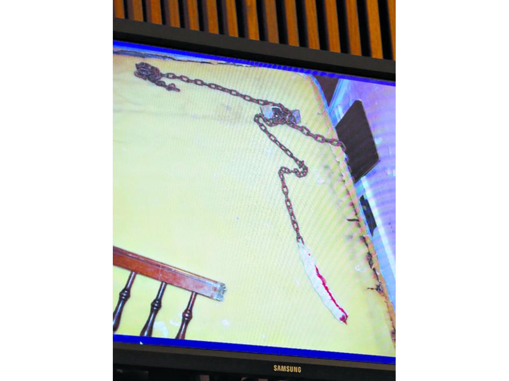 Muestran las cadenas utilizadas para amarrar a las víctimas.(AP)