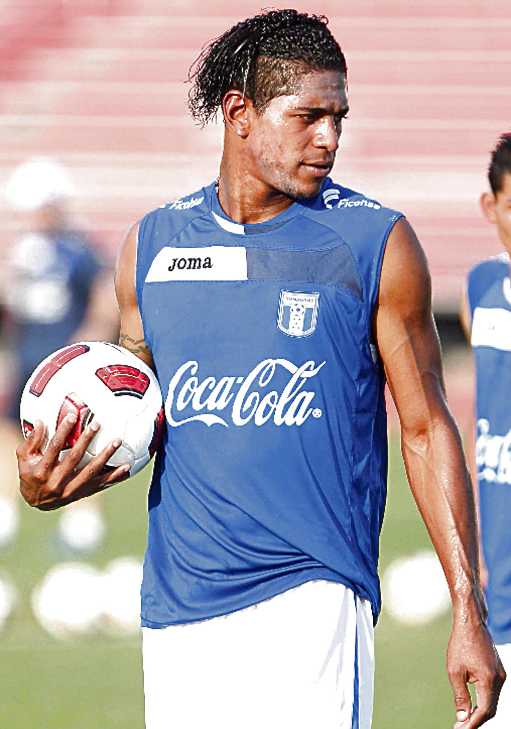 Habilidoso. Carlos Costly es peligroso.(Archivo)