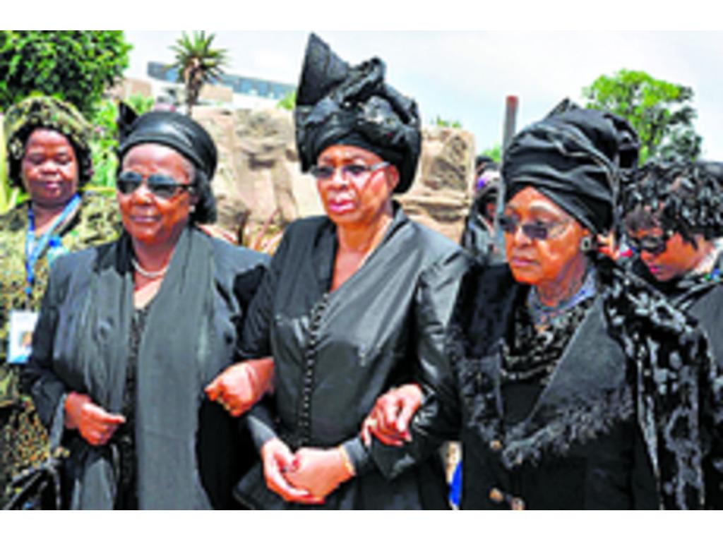 La viuda de Nelson mandela, Graça Machel (centro).(AP)