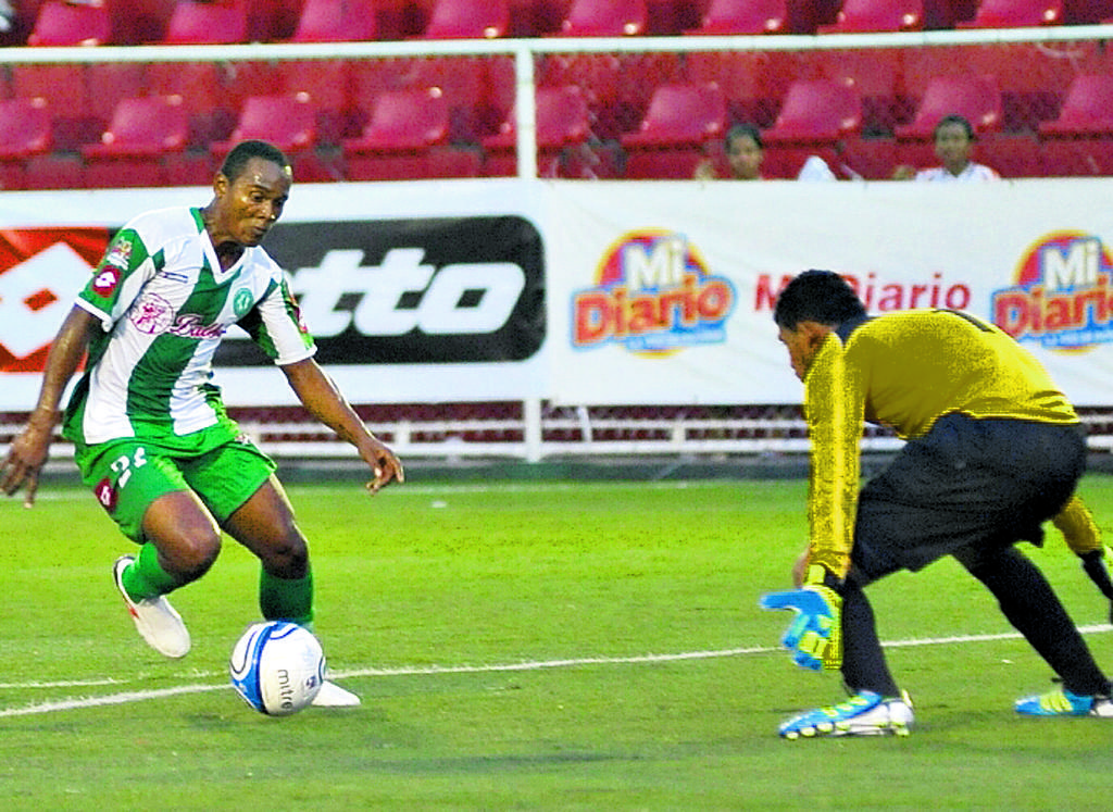 Figura. César Medina (izq.), goleador del Alianza FC.(Archivo)