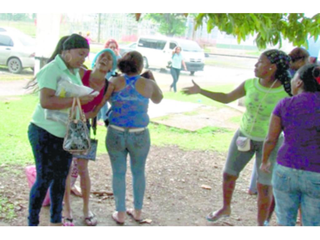 Afuera del penal, familiares lloraban angustiados por lo acontecido.(Delfia Cortez )